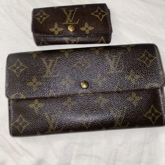 Bundle of Authentic Louis Vuitton Sarah wallet and 4 ring key holder on chain - Picture 1 of 5